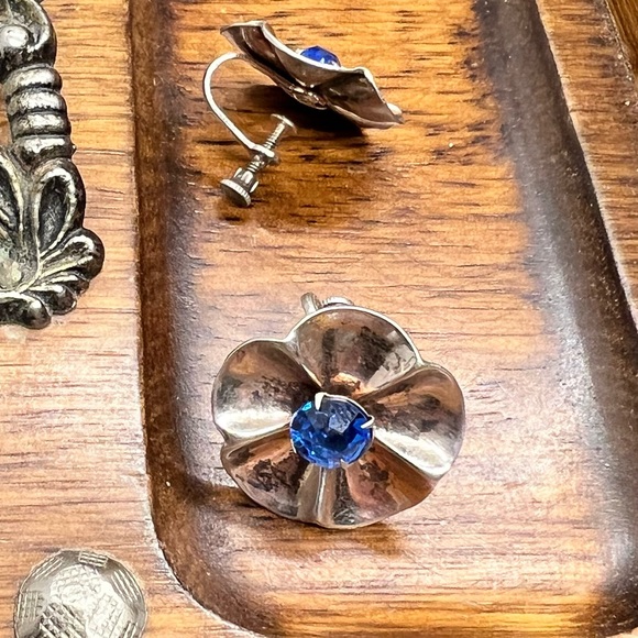 Vintage Silver Flower Shaped Earrings | Screw Back - Picture 11 of 13